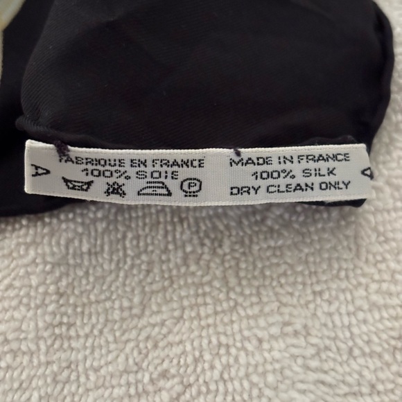 HERMES (Authentic) Silk Scarf (90cm Square) - Picture 4 of 10